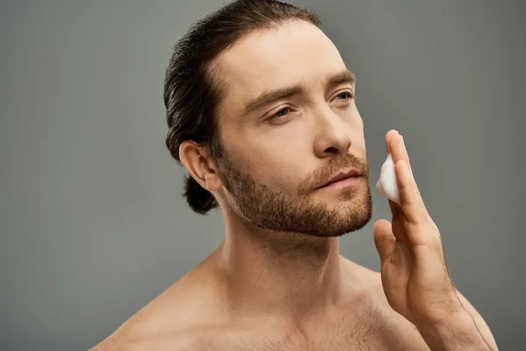 Men Implante Capilar Robótico | cuidado de la barba,como cuidar la barba,barba larga,implante de barba Aplicación de aceite sobre la piel bajo la barba para hidratar la barba