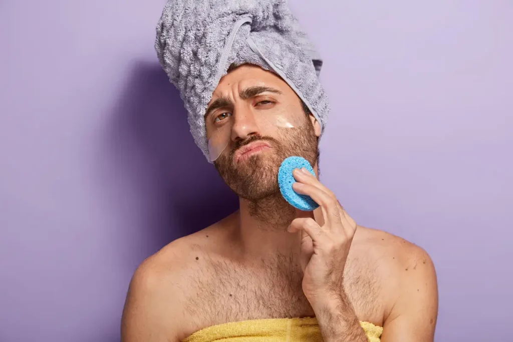 Men Implante Capilar Robótico | cuidado de la barba,como cuidar la barba,barba larga,implante de barba Hombre aplicando champú para el cuidado de la barba en el lavabo