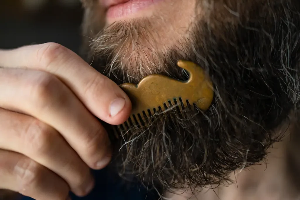Men Implante Capilar Robótico | cuidado de la barba,como cuidar la barba,barba larga,implante de barba Hombre cepillando su barba frente al espejo, ejemplo de cepillar la barba correctamente.