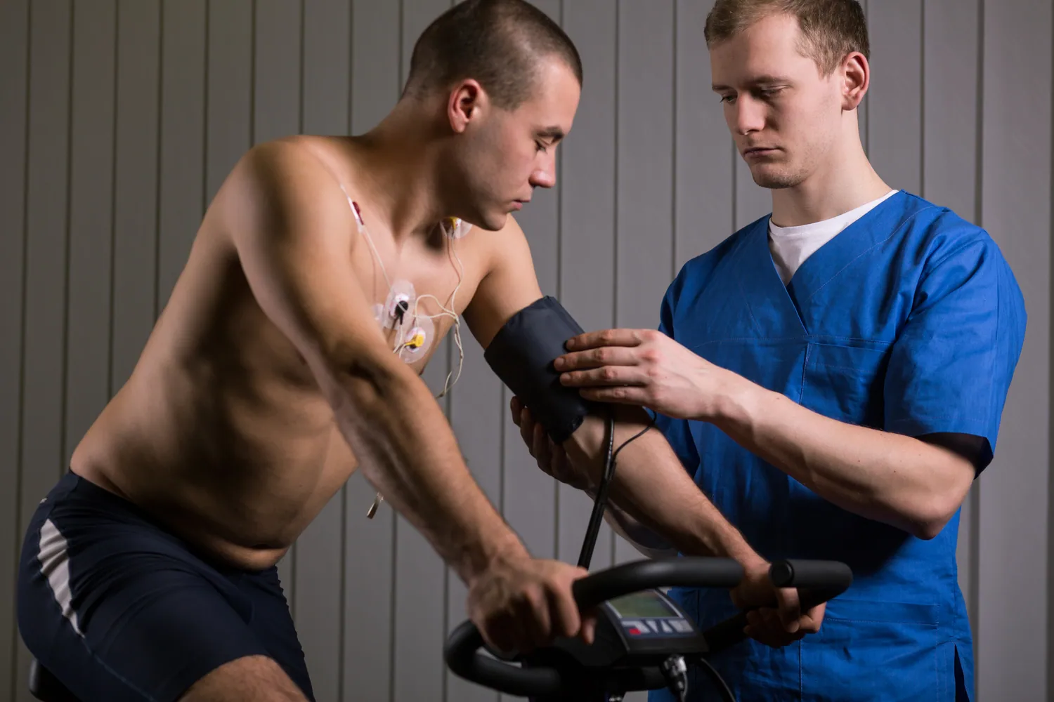 Men Implante Capilar Robótico | Médico realizando evaluación médica deportiva en un paciente