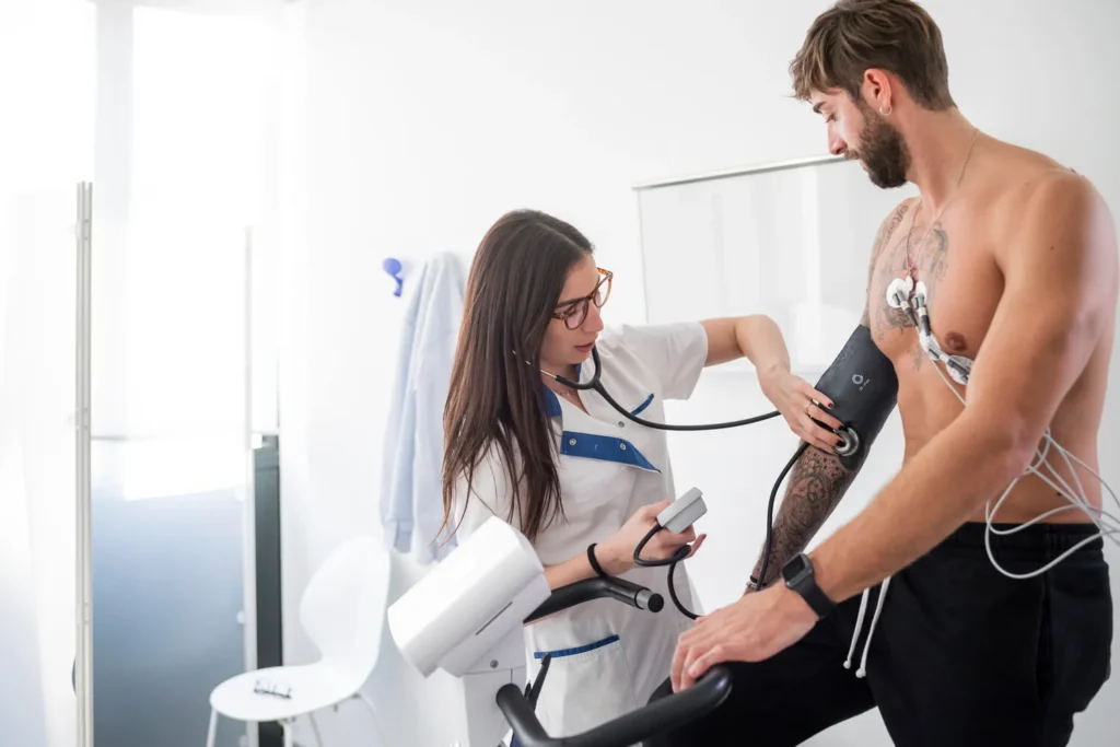 Men Implante Capilar Robótico | superchequeo deportivo,evaluación médica deportiva,chequeo deportivo,VO2 max,evaluación médica Monitoreo Holter en paciente durante actividad diaria