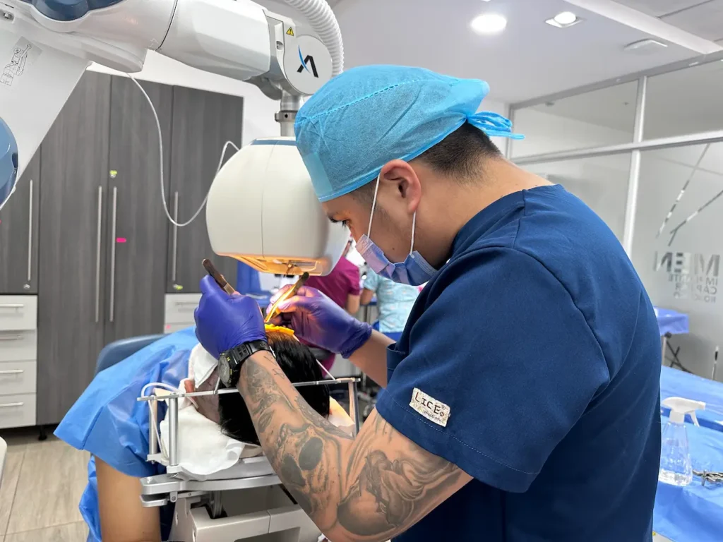 Imagen del cuero cabelludo 15 días después del injerto capilar mostrando piel rosada - clinica del hombre